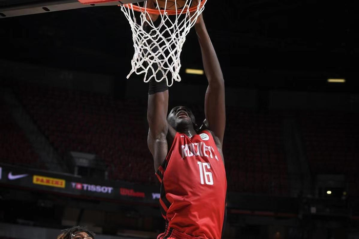 冰岛队中场策应带动比赛！带领球队获胜的简单介绍