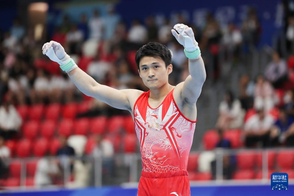体操男队突围夺冠，登上领奖台