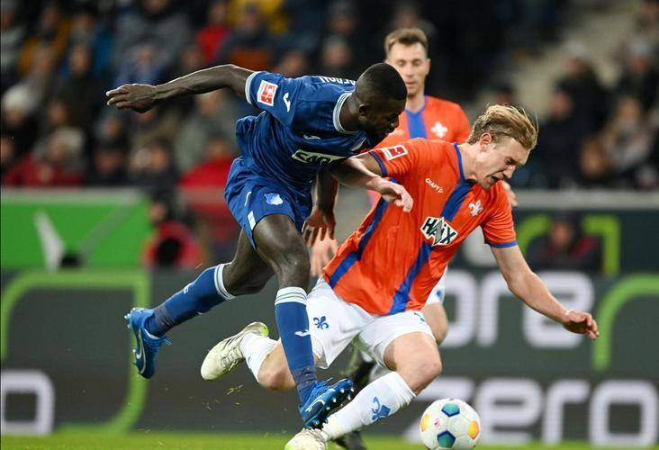 包含拜仁慕尼黑防线错失关键拦截被点球绝杀输球的词条