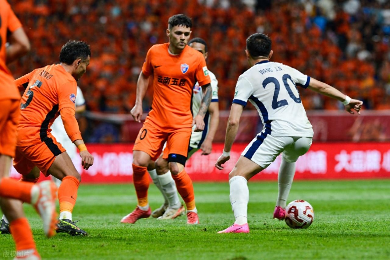 比赛火爆开场，球员力克对手