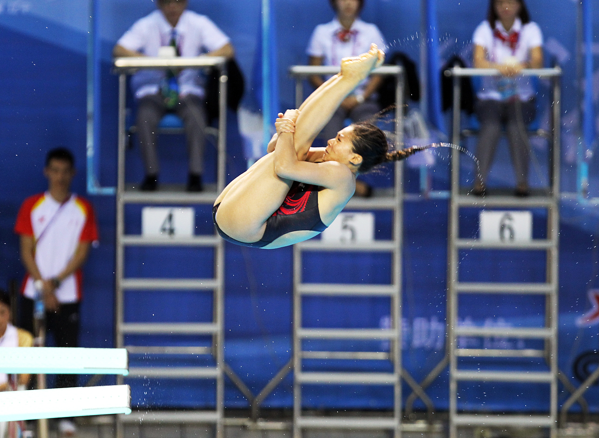 跳水选手完美表现，获得评委满分