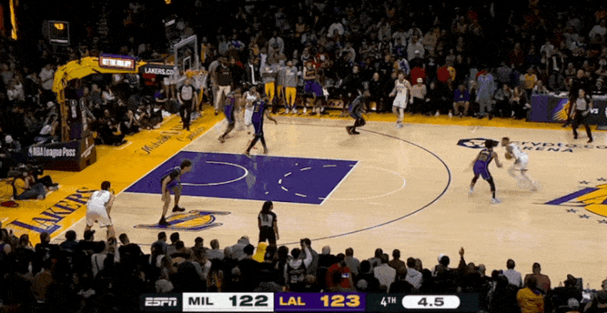 湖人绝杀青岛队，利拉德扛起全队