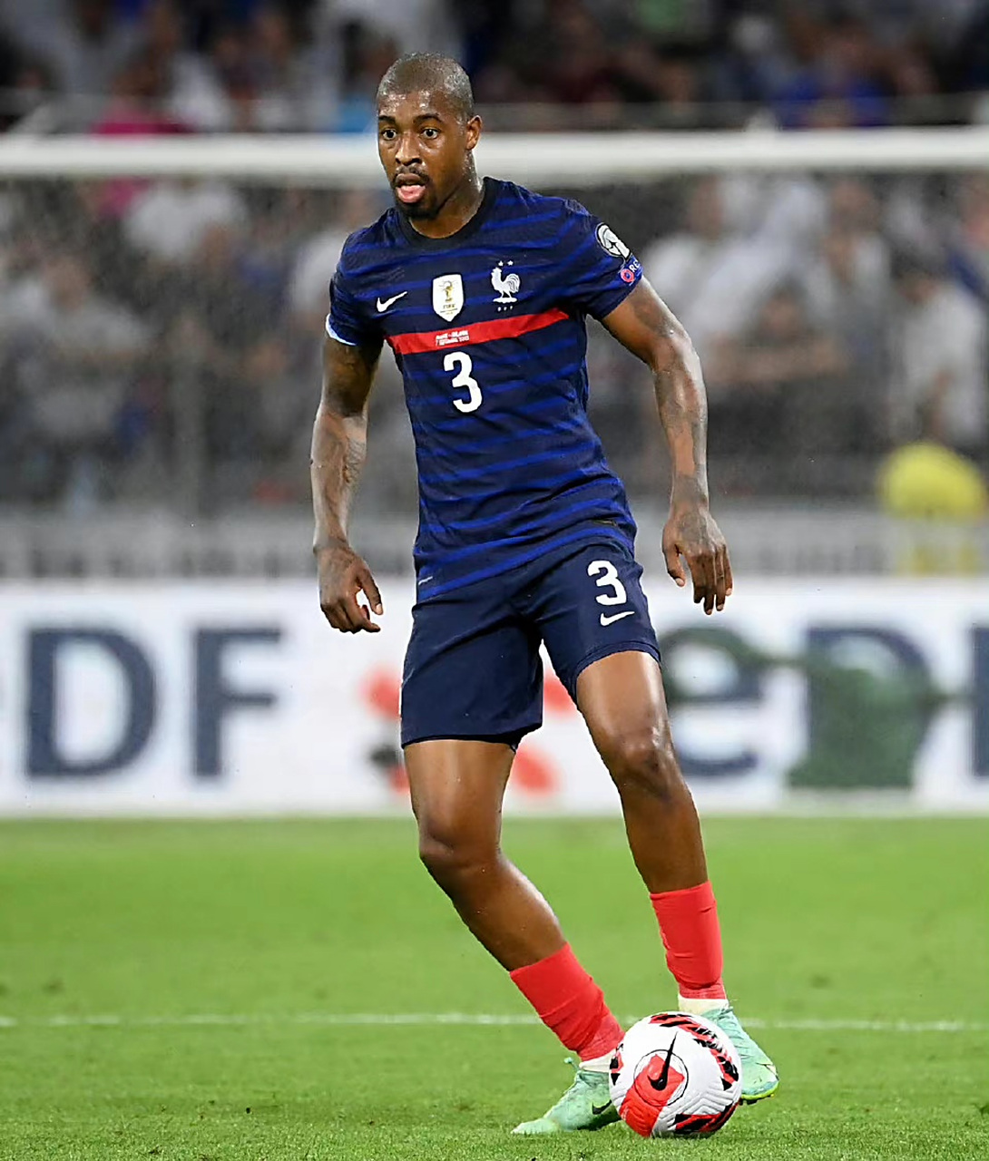 法国翻盘巴萨,本泽马高光表现 法国翻盘巴萨,本泽马高光表现