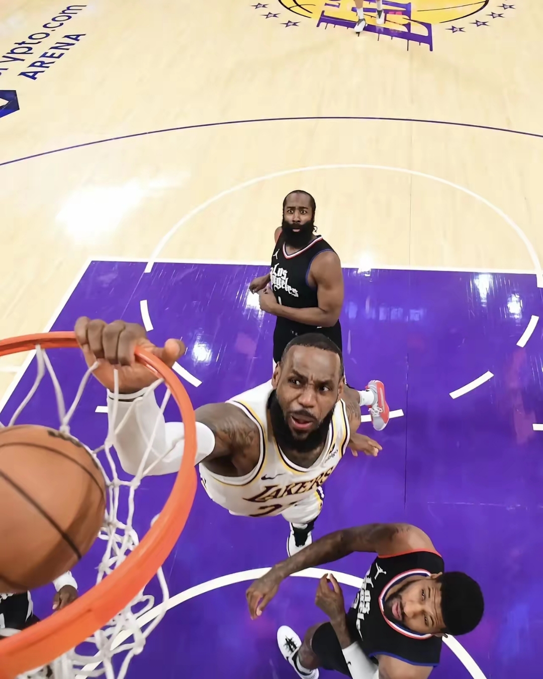 湖人惊险击败勇士,詹姆斯强势反击 湖人惊险击败勇士,詹姆斯强势反击