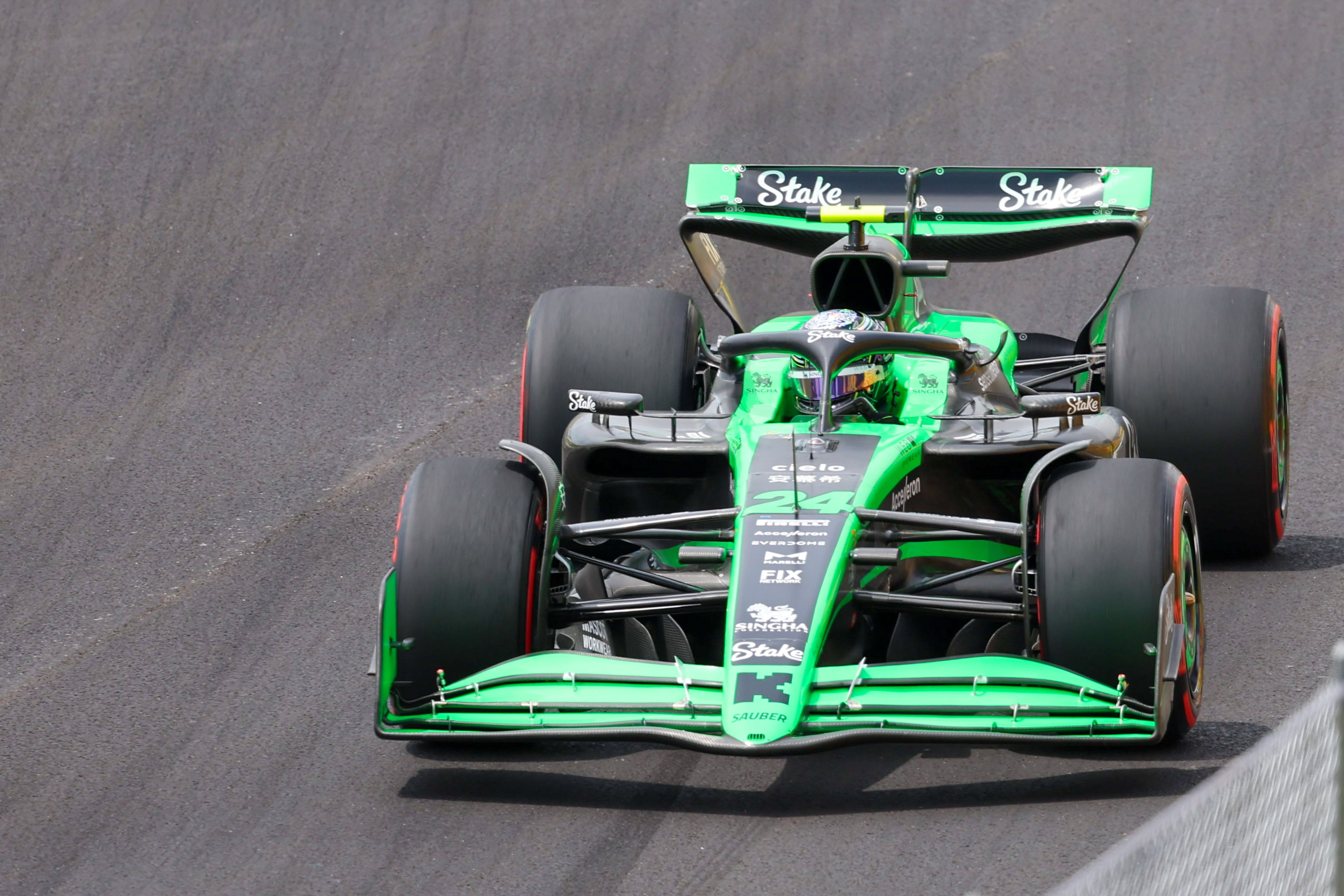 梅赛德斯完胜红牛车队，周冠宇扛起全队