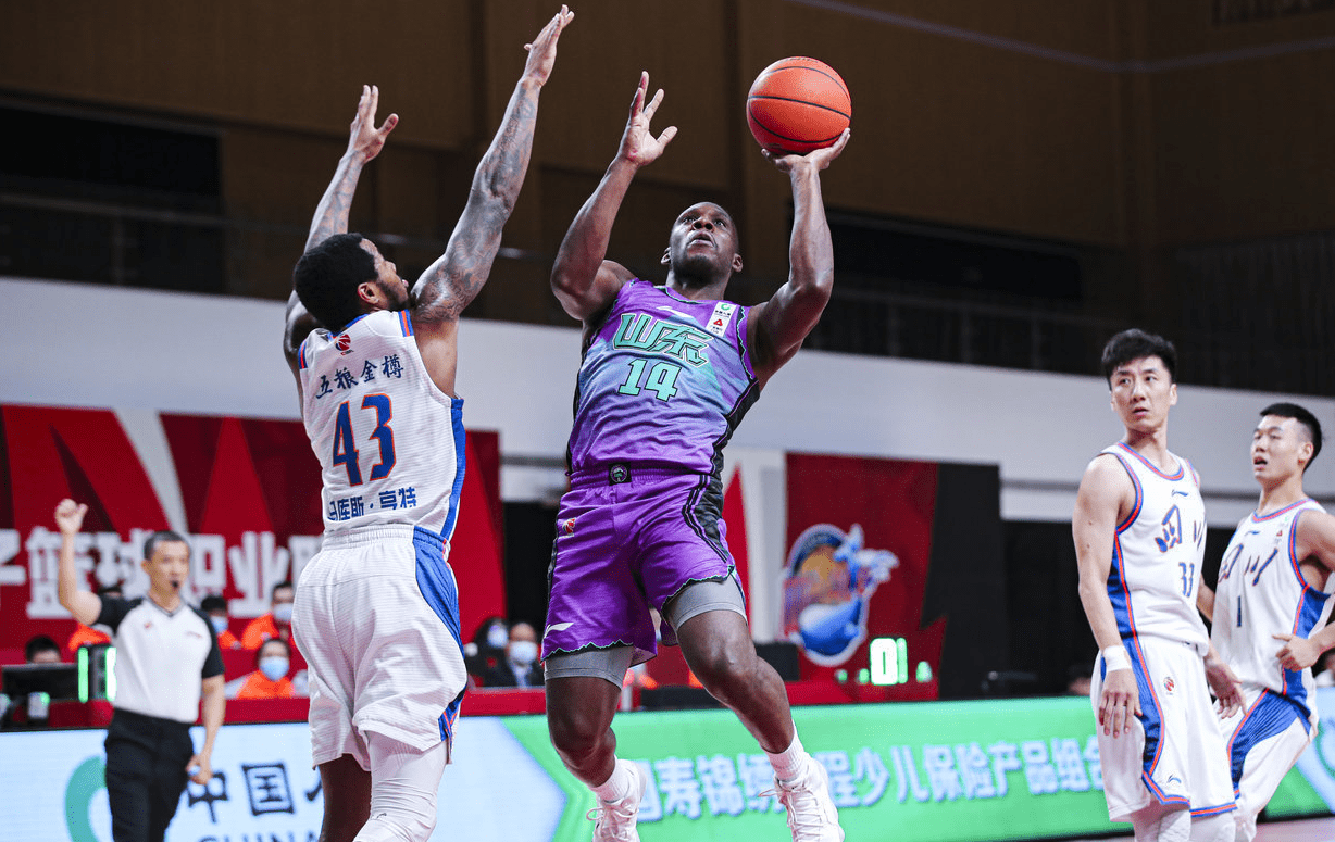 魅力篮球场，英勇对决，胜负难分难料