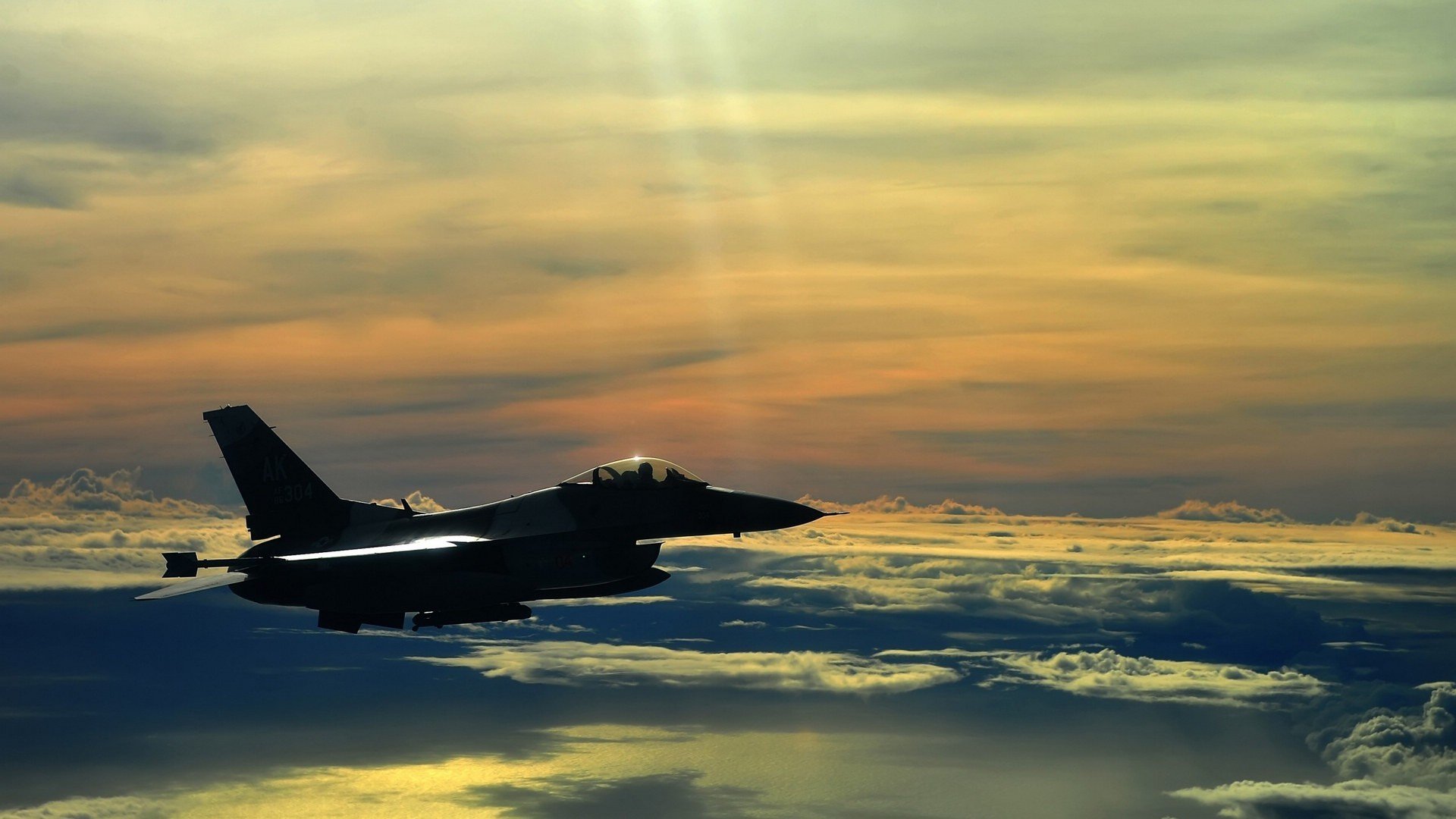 F1年度争冠之夜,聚光灯噬人,贝恩却靠吞噬舞台而活